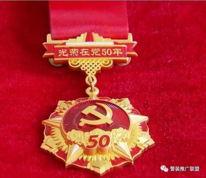 纳米比亚长颈鹿为争夺统治权大动干戈